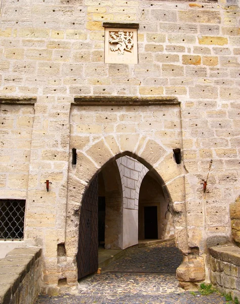 Eingang zur gotischen Burg — Stockfoto