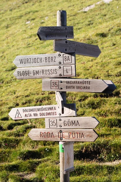 Tourist guidepost — Stock Photo, Image