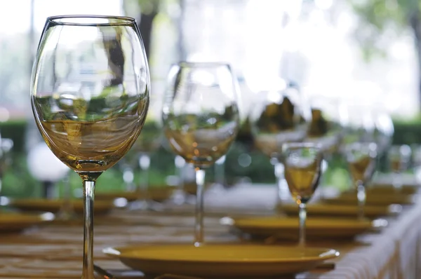 Gafas de vino sobre la mesa —  Fotos de Stock