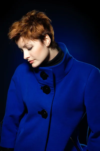 Senhora em um top coat azul — Fotografia de Stock