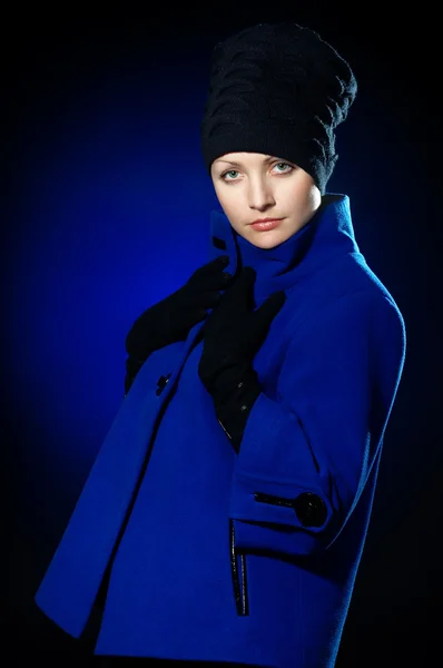 Dame im blauen Mantel — Stockfoto