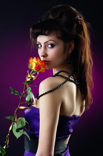 Linda senhora com uma única rosa — Fotografia de Stock