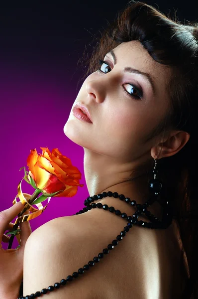 Hermosa dama con una sola rosa — Foto de Stock