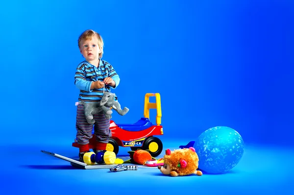 Das Porträt eines kleinen einjährigen Jungen — Stockfoto