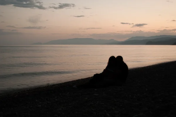 Couple amoureux sur la plage — Photo