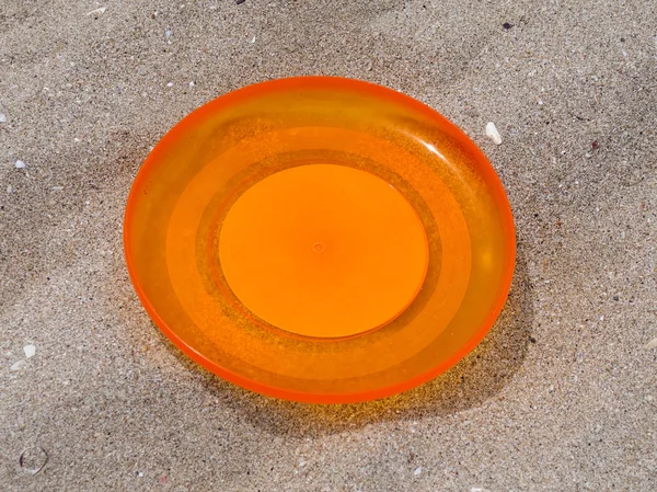 Frisbee in zand — Stockfoto
