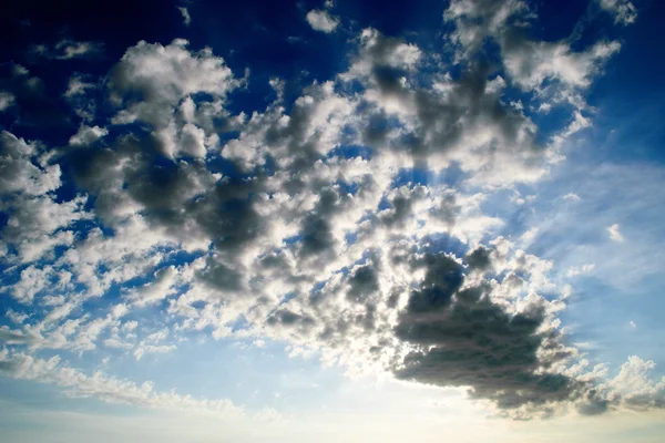 Wolken boven de blauwe lucht — Stockfoto
