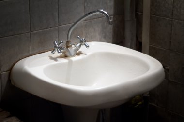 eski kirli lavabo