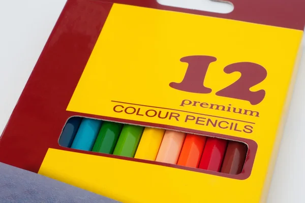 Упаковка с цветными карандашами — стоковое фото