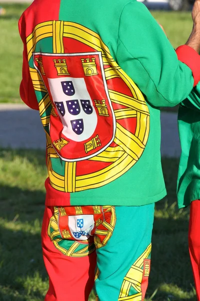 Мужчина, одетый в португальский флаг — стоковое фото