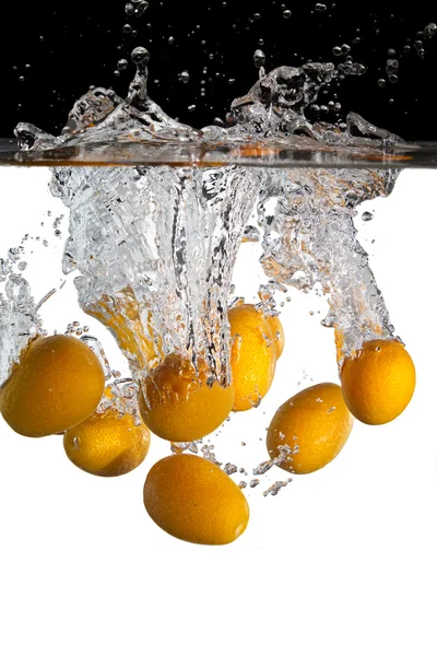 Kumquats in water — Stockfoto