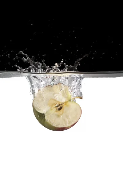Apfelscheibe in Wasser — Stockfoto