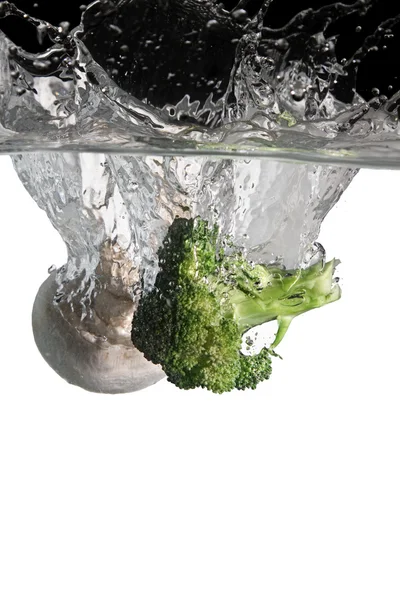 Brócoli y champiñones en agua —  Fotos de Stock
