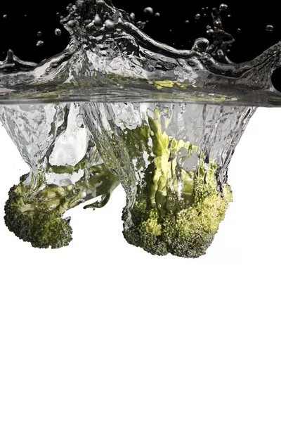 Brokuły w wodzie — Zdjęcie stockowe
