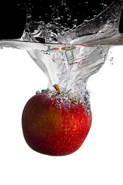 Manzana en agua — Foto de Stock