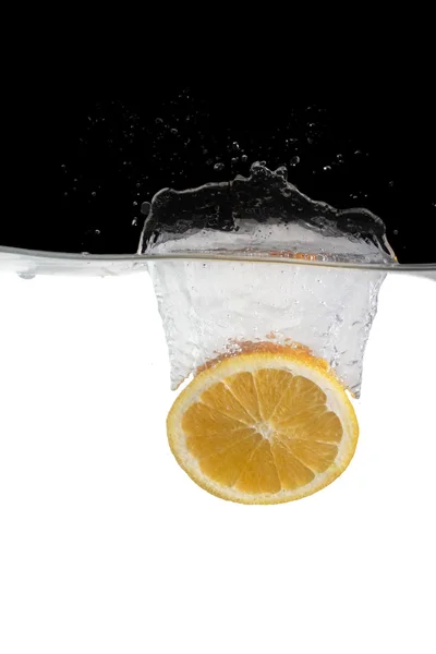 Orangenscheibe in Wasser — Stockfoto