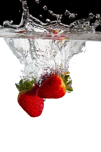 Erdbeeren im Wasser — Stockfoto