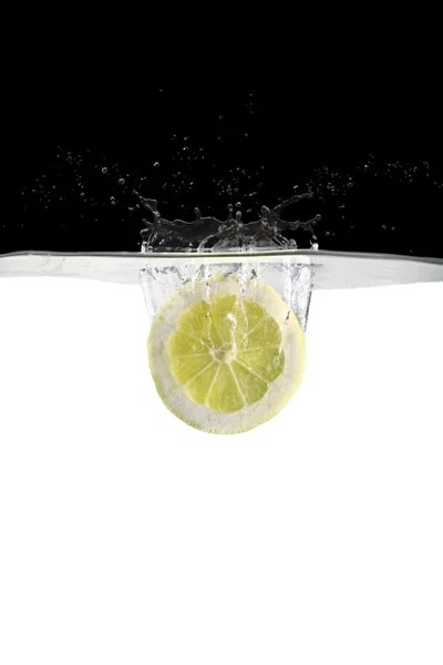 水でレモン スライス — ストック写真