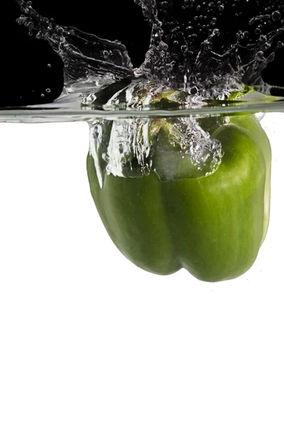 Paprika in Wasser — Stockfoto