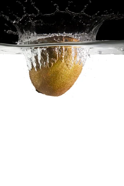 Kiwifrucht im Wasser — Stockfoto