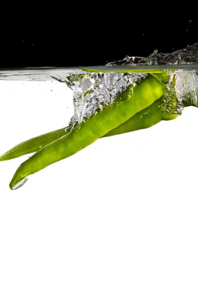 Zelené chilli ve vodě — Stock fotografie