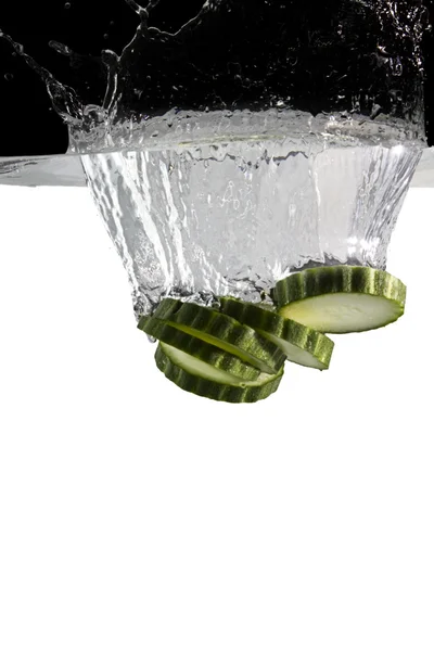 Okurka ve vodě — Stock fotografie