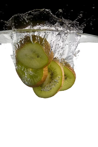 Kiwifruit slices in water — Stock Photo, Image
