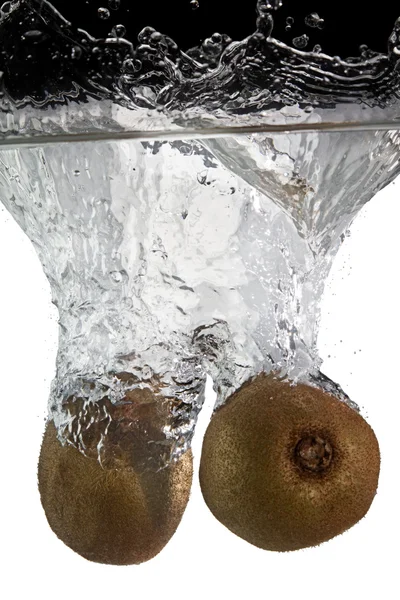 水の 2 つのキウイ フルーツ — ストック写真