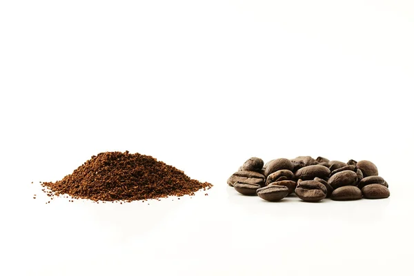 Kaffebönor och kaffe korn — Stockfoto
