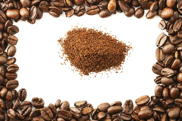Koffie graan omringd door koffie bonen — Stockfoto
