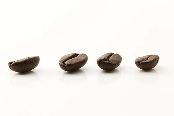 Fyra kaffebönor — Stockfoto