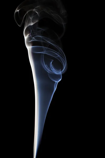 Blå rök på svart — Stockfoto