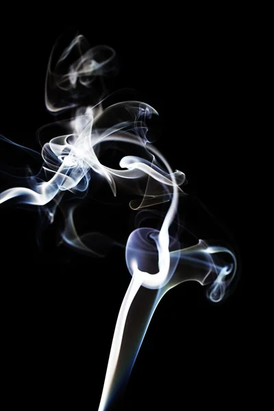 Blå och vit rök på svart — Stockfoto