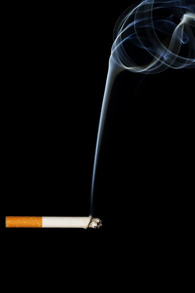 Eine rauchende Zigarette — Stockfoto