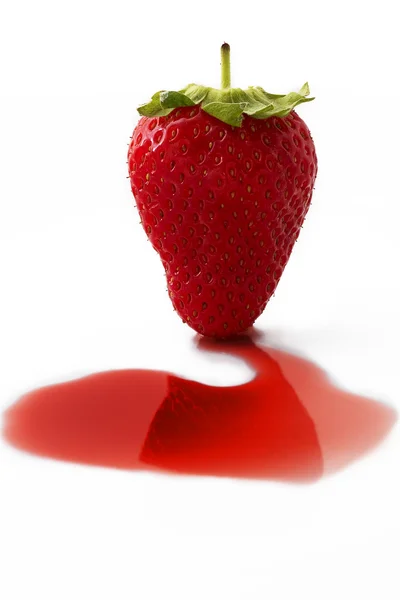 Erdbeere auf Flüssigkeit — Stockfoto