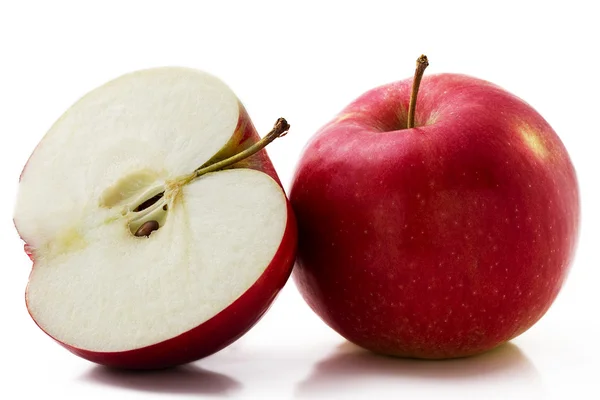 Červené jablko a půl — Stock fotografie