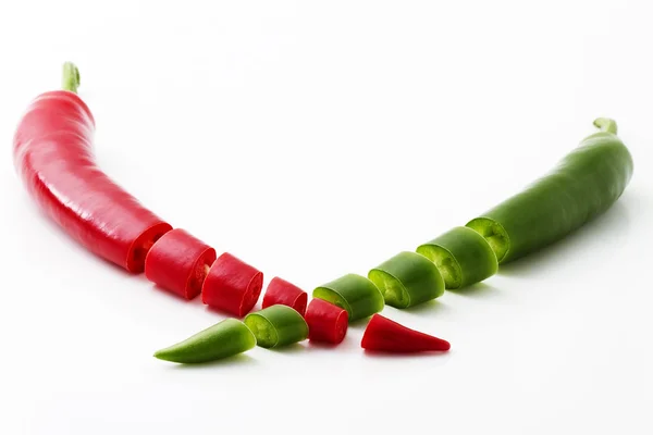 ตัดพริกแดงและสีเขียว — ภาพถ่ายสต็อก