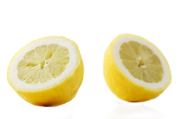Zwei halbe Zitronen — Stockfoto