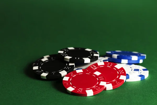 グリーン上のカジノ チップ — ストック写真