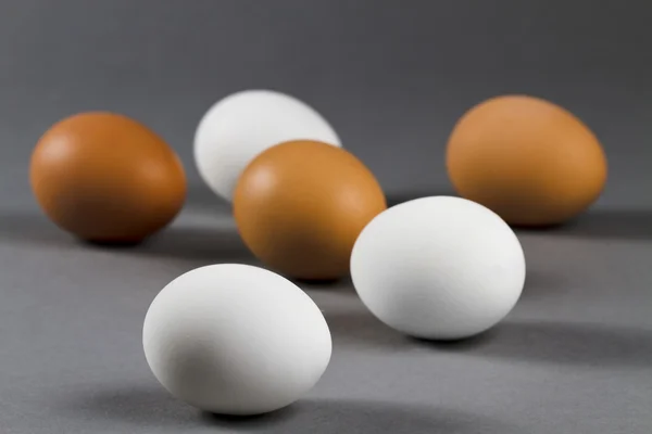 Üç beyaz ve kahverengi yumurta — Stok fotoğraf