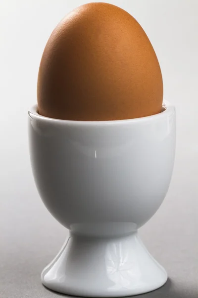 Eier mit Eierbecher — Stockfoto