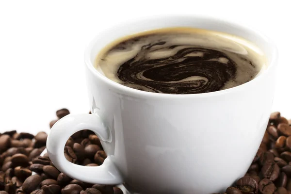 Tasse à café diagonale avec haricots — Photo