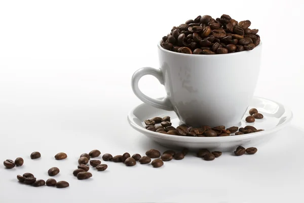 咖啡杯子装满了咖啡豆 — 图库照片