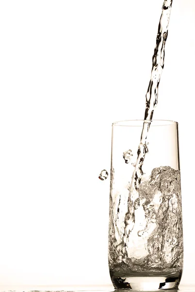 水のガラスの puring — ストック写真