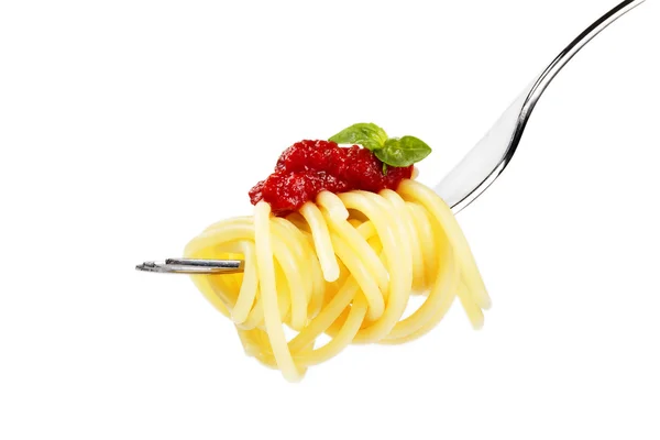 Pasta con salsa y albahaca en un tenedor —  Fotos de Stock