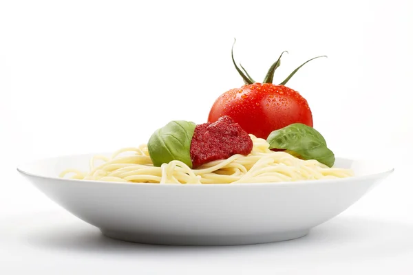 Nudelteller mit Tomaten-Basilikum und Soße — Stockfoto
