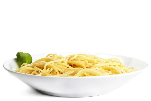 Pasta op een plaat met basilicum — Stockfoto