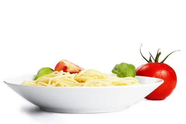 Pasta tabağı domates ve fesleğen ile — Stok fotoğraf