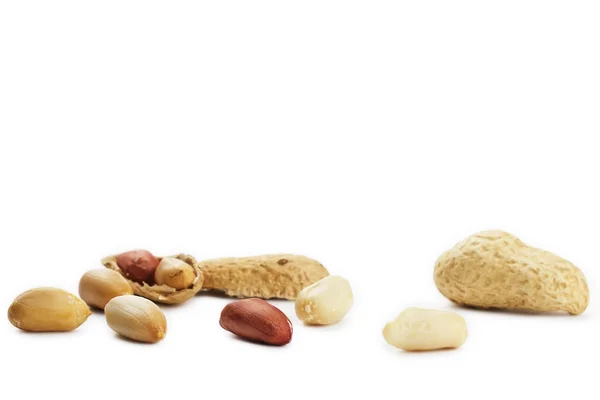 Cracked and closed peanuts — Stock Photo, Image