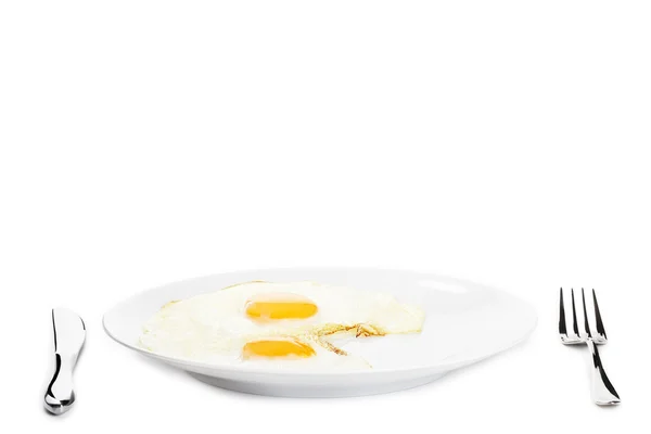 Stekta ägg på en tallrik — Stockfoto
